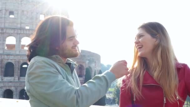 Mladý Pár Cestuje Říma Krásný Pár Mluví Před Kolosem Ten — Stock video