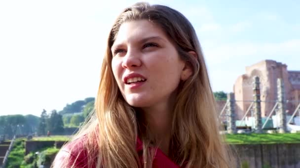 Young Couple Traveling Rome Beautiful Blonde Woman Talking Her Boyfriend — Video Stock