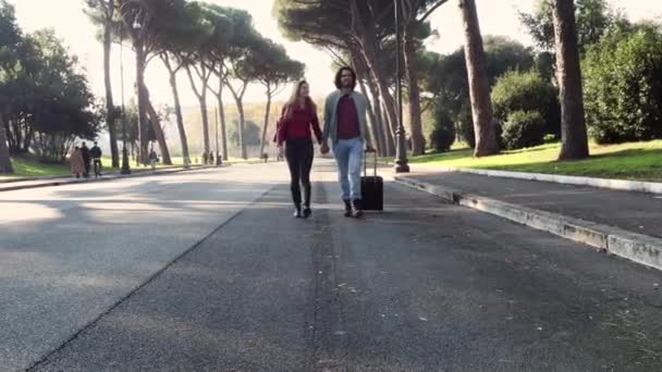 Young Couple Traveling Rome Couple Holding Hands Walking Large Tree — Stockvideo