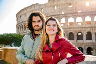 Roma 'ya seyahat eden genç bir çift. Çift Colosseum 'un önünde poz veriyor..