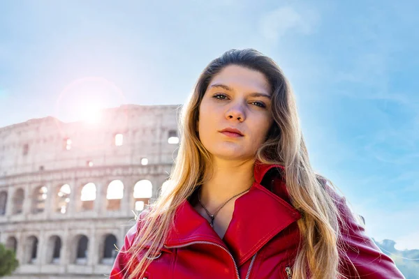 Ung Kvinna Väg Till Rom Bakgrundsbelysning Porträtt Ung Blond Kvinna — Stockfoto