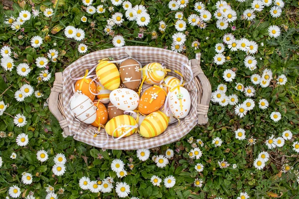 Frohe Ostern Korb Mit Verzierten Ostereiern Bunte Ostereier Zwischen Gänseblümchen — Stockfoto