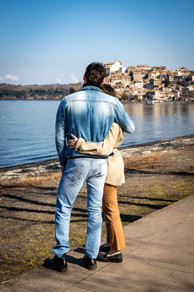 Unga Par Omfamnar Stranden Sjön Bracciano Vackra Par Som Reser — Stockfoto