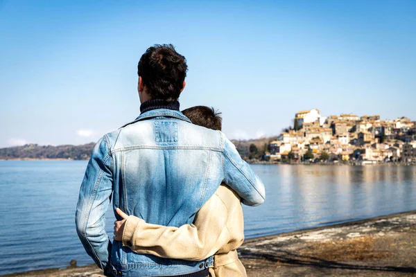 Young Couple Embraces Shore Lake Bracciano Beautiful Couple Traveling Anguillara — Stockfoto