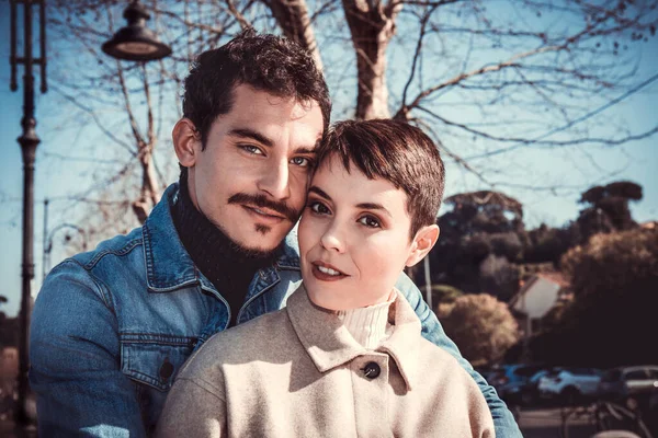 Genç çift Bracciano Gölü kıyısında yürüyor. İtalya 'nın Lazio kentindeki Anguillara Sabazia' ya seyahat eden güzel bir çift. Mesajınız için romantik atmosfer ve kopyalama alanı.