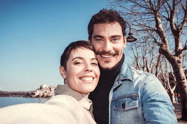 Una Joven Pareja Toma Una Foto Orilla Del Lago Bracciano — Foto de Stock