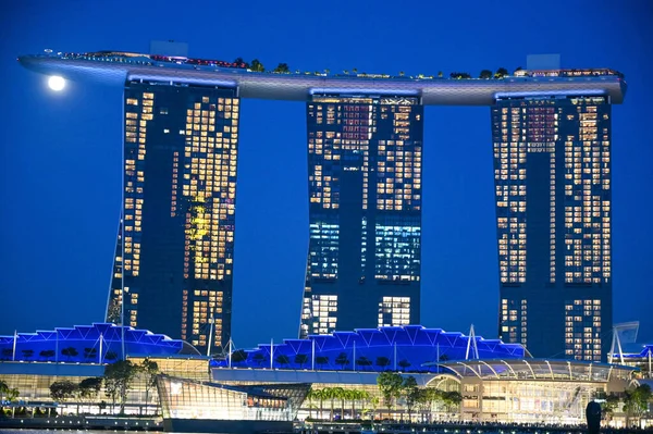 Marina Bay Sands Singapur Nocy Księżyc Jest Tle Marina Bay — Zdjęcie stockowe