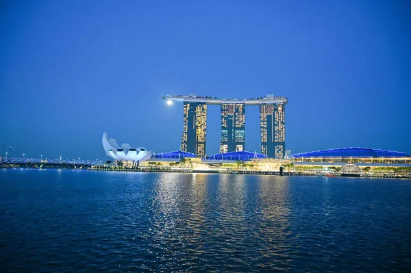 Marina Bay Sands Singapur Noche Luna Está Fondo Marina Bay — Foto de Stock
