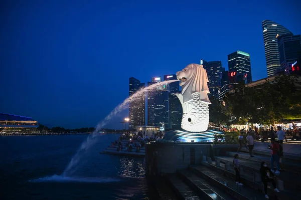 Merlion Park Kultowy Posąg Singapurze Nocy Merlion Mityczne Stworzenie Głową — Zdjęcie stockowe