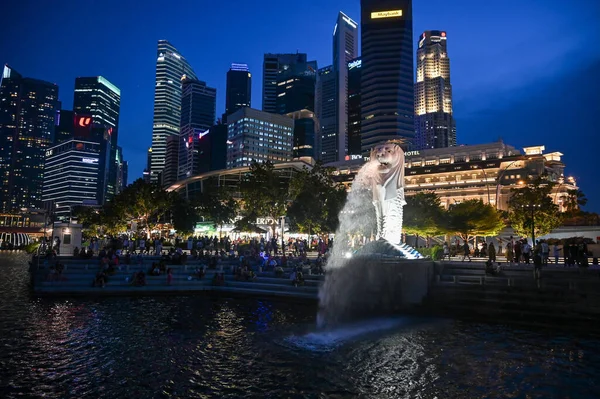 Merlion Park Kultowy Posąg Singapurze Nocy Merlion Mityczne Stworzenie Głową — Zdjęcie stockowe