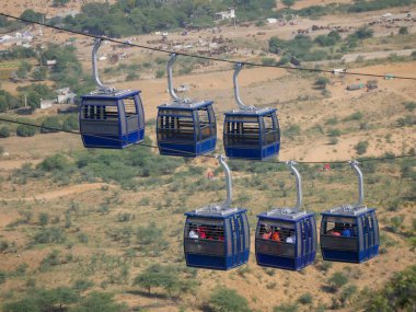 Pushkar, Rajasthan Hindistan 'daki dağ tapınağı hacıları için halat ya da teleferik..