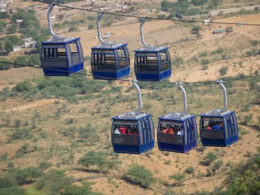 Pushkar, Rajasthan Hindistan 'daki dağ tapınağı hacıları için halat ya da teleferik..