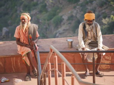 Hindu Aziz bir dağ tapınağını ziyaret ediyor.