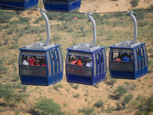 Pushkar, Rajasthan Hindistan 'daki dağ tapınağı hacıları için halat ya da teleferik..