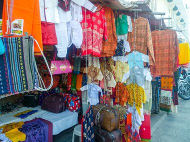 Pushkar, Rajasthan Hindistan - 4 Kasım 2019: giysi, tişört, elbise ve giysi satan yerel sokak pazarı, mağazada asılı duran erkek giyim mağazası.