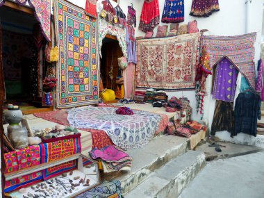 Puşkar, Rajasthan Hindistan - 4 Kasım 2019: Halı, halı, giysi satan yerel pazar