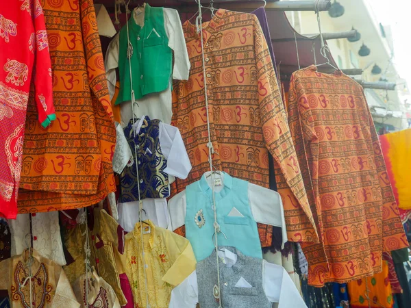 プシュカル ラジャスタン州インド 2019年11月4日 地元のストリートマーケットで布 Tシャツ ドレス メンズウェアを販売しています — ストック写真