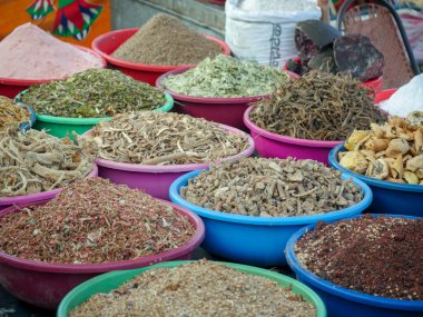 Hindistan 'da çeşitli ayurveda ilaçları için kullanılan Ayurvedic bitki ve baharatlar kaseleri.