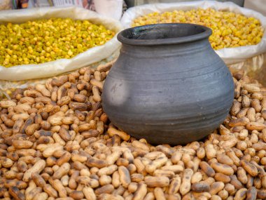 Kızarmış çiğ fıstık yığını, altında fıstık olan çömlekten çıkan duman. Yer fıstığı, yer fıstığı, yer fıstığı, pindar ya da maymun fındığı olarak da bilinir..