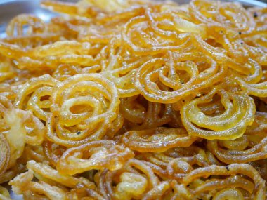 Çıtır Jalebi, Jilapi, zulbia, mushabak veya zalabia sokak dükkanlarında satılıyor..