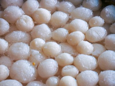 Tatlı Rasgulla Rosogolla; Roshogolla; Rasagola; Ras Gulla; Anguri Rasgulla veya Angoori Rasgulla olarak da bilinir.