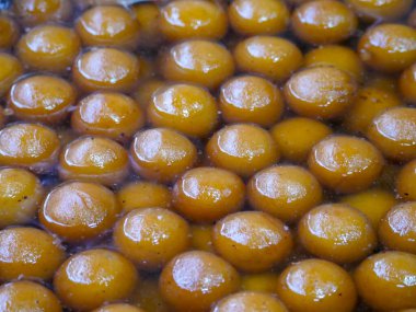 Tatlı Gulab Jamun, şeker şurubuna gömülmüş servis edilmeye hazır..