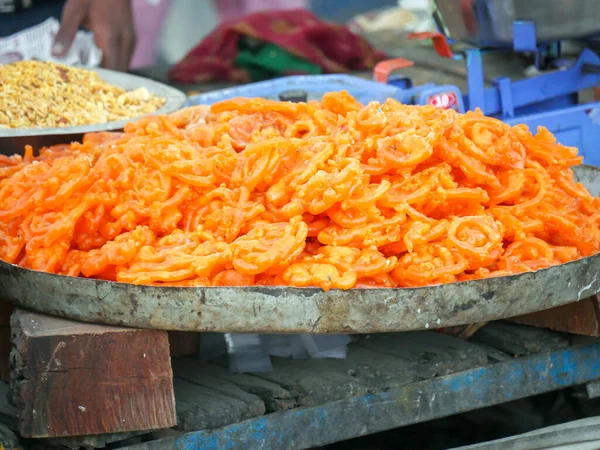 Çıtır Jalebi, Jilapi, zulbia, mushabak veya zalabia sokak dükkanlarında satılıyor..