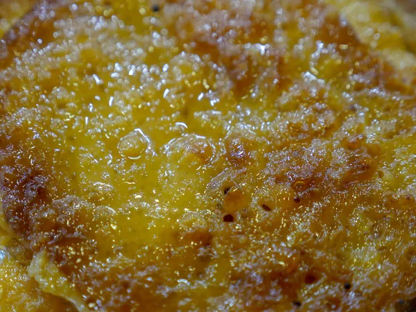Malpua - Holi ve Bayram boyunca şeker şurubuyla kaplanmış geleneksel Hint krepi, şekerci dükkanında satılmaya hazır..