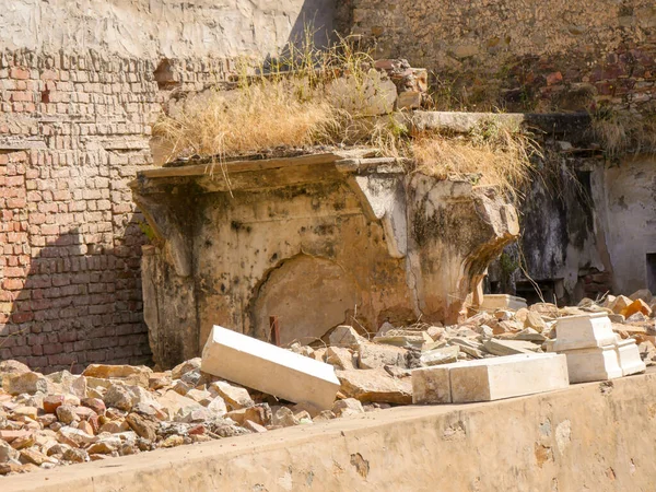 Harabe yapı, Hindistan 'ın kırsal kesimindeki enkaz parçaları. İnşaatın yıkıntıları