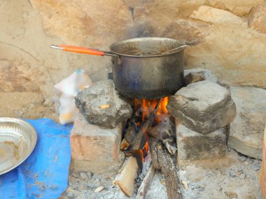 Geleneksel yemek fırını. Geleneksel Hint toprağı kırsal ocağı ya da kil sobası pişiriyor.