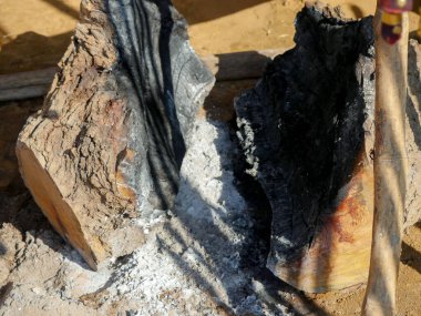 Geleneksel yemek fırını. Geleneksel Hint toprağı kırsal ocağı ya da kil sobası pişiriyor.