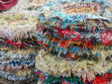 Renkli halılar, halıların değişik çeşitleri var..
