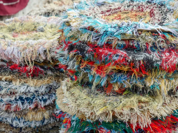 Kolorowe Dywany Dywany Odmiany Dywanów Zakładanych Siebie Sklepie — Zdjęcie stockowe