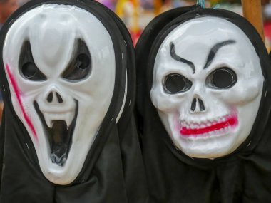Ürkütücü Yüz Maskesi, Plastik çocuklar için oyuncaklar, pazarda satılmaya hazır.