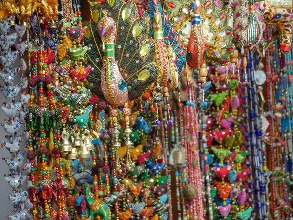 Sznurki Koralikami Biżuteria Sprzedawana Targu Ulicznym Sztuczna Sznurek Biżuterii Koralików — Zdjęcie stockowe