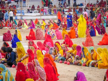 Puşkar, Rajasthan / Hindistan - 5 Kasım 2019: İtme karlı çölü stadyumunda dans gösterisi yapan köylü kadınlar Hindistan 'ın en büyük sığır ve kültür fuarı deve fuarında geleneksel elbiseleriyle dans ediyorlar.