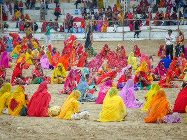 Puşkar, Rajasthan / Hindistan - 5 Kasım 2019: İtme karlı çölü stadyumunda dans gösterisi yapan köylü kadınlar Hindistan 'ın en büyük sığır ve kültür fuarı deve fuarında geleneksel elbiseleriyle dans ediyorlar.