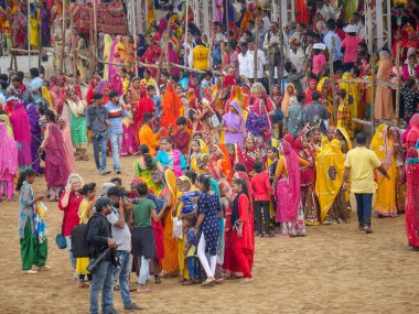 Puşkar, Rajasthan / Hindistan - 5 Kasım 2019: İtme karlı çölü stadyumunda dans gösterisi yapan köylü kadınlar Hindistan 'ın en büyük sığır ve kültür fuarı deve fuarında geleneksel elbiseleriyle dans ediyorlar.