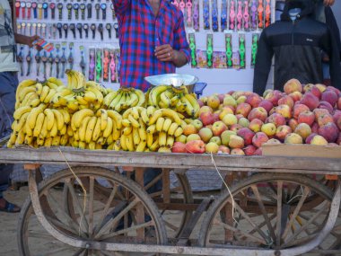 Pushkar, Rajasthan / Hindistan - 5 Kasım 2019: Hindistan 'ın kırsal kesimlerinde meyve satan Apple satıcısı.