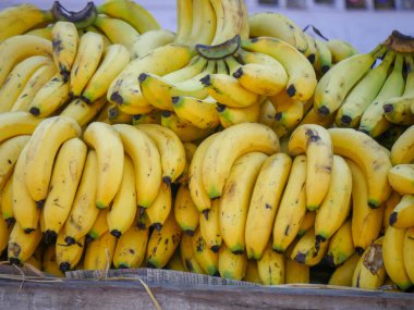 Pushkar, Rajasthan / Hindistan - 5 Kasım 2019: Hindistan 'ın kırsal kesimlerinde meyve satan Apple satıcısı.