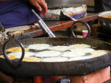 Pushkar, Rajasthan / Hindistan - 5 Kasım 2019: Hindistan 'da sokakta tatlı şekerlemeler yapan sokak yemekleri satıcısı.