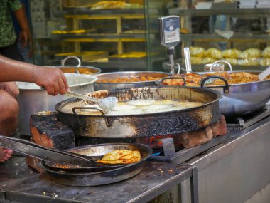 Pushkar, Rajasthan / Hindistan - 5 Kasım 2019: Hindistan 'da sokakta tatlı şekerlemeler yapan sokak yemekleri satıcısı.