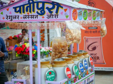 Pushkar, Rajasthan / Hindistan - 5 Kasım 2019: tezgahta pani puri olarak da bilinen su topları satan sokak yemekleri satıcısı.