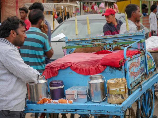 Puşkar, Rajasthan / Hindistan - 5 Kasım 2019: Hint Sokak Gıda Satıcısı, Kulfi adında dondurma satıyor..