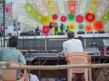 Pushkar, Rajasthan / Hindistan - 5 Kasım 2019: Pulkar festivalindeki bir müzik konserinde ses mikserini kontrol eden bir teknisyen.