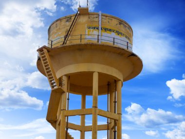 Pushkar, Rajasthan / Hindistan - 5 Kasım 2019: Hindistan 'ın kırsal kesiminde su kaynağı için köy içinde büyük su tankı kulesi.