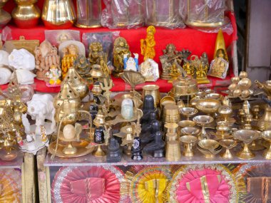 Puşkar, Rajasthan / Hindistan - 5 Kasım 2019: Siyahi Shivling ve Hindu Din Malzemeleri satan Din Dükkanı