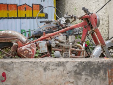 Pushkar, Rajasthan / Hindistan - 5 Kasım 2019: Garajda Paslı Junk Motosiklet. Hurda yığını Harley Davidson motosikleti Hurdalığı.