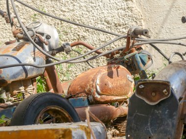 Pushkar, Rajasthan / Hindistan - 5 Kasım 2019: Garajda Paslı Junk Motosiklet. Hurda yığını Harley Davidson motosikleti Hurdalığı.