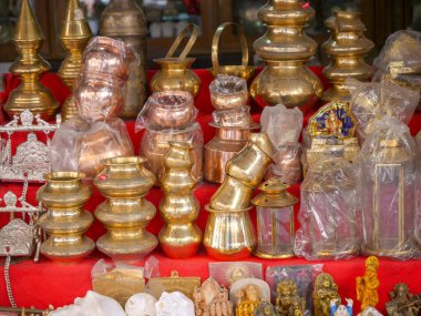Puşkar, Rajasthan / Hindistan - 5 Kasım 2019: Hindistan kırsal kesimindeki Street Local Market 'te sokak pazarı Utensil satıcısı.